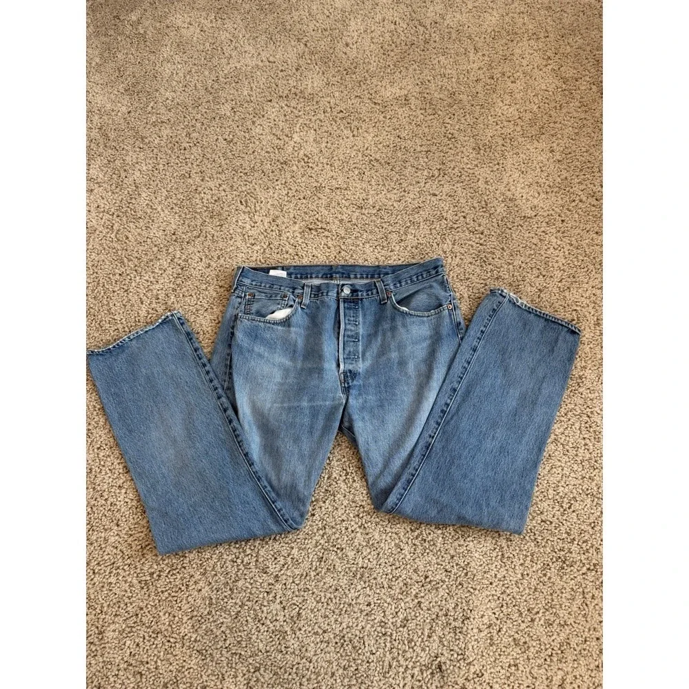 Vintage 96’Levi Light Wash Button Fly Mens Size 36 Waist 32 Inseam